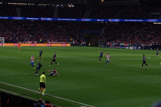 Match action under the floodlights at the Metropolitano