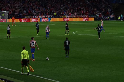 Players spread across the pitch waiting for the restart at the Metropolitano