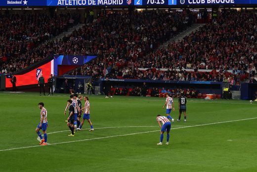 Wide view of the pitch with the score line above the stands at the Metropolitano