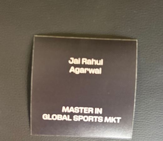 सीट कार्ड, जिस पर Jai Rahul Agarwal, Master in Global Sports MKT लिखा है