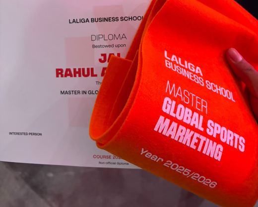 डिप्लोमा और LaLiga Business School का नारंगी स्टोल, जिस पर Master Global Sports Marketing, Year 2025/2026 लिखा है