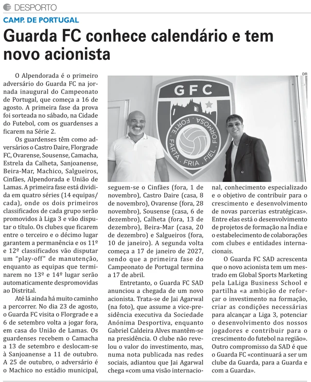 Jai Agarwal, CEO and majority shareholder of Guarda FC, beside the club crest — as printed in O INTERIOR, edition no. 1375, 29 July 2026, page 13 (photo DR)